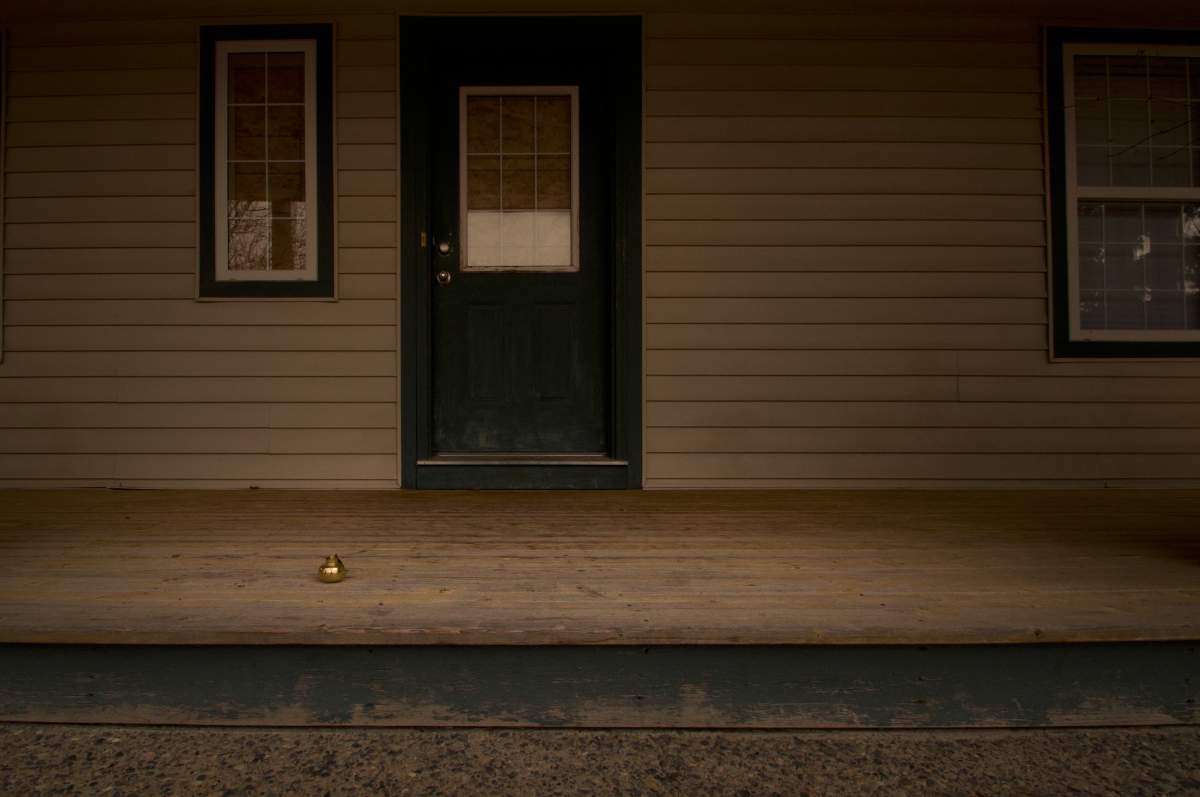 A home in the evacuated neighbourhood of Beachwood Estates in High River, Alta.