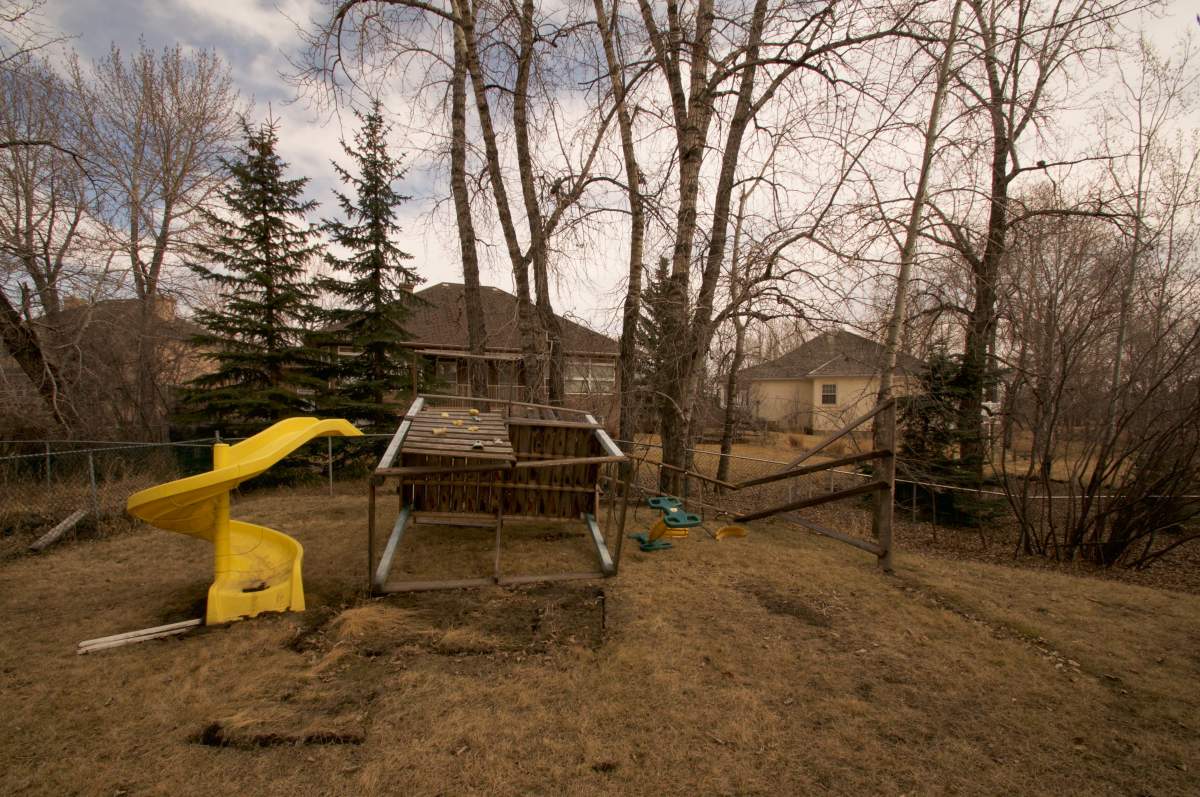 A home in the evacuated neighbourhood of Beachwood Estates in High River, Alta.