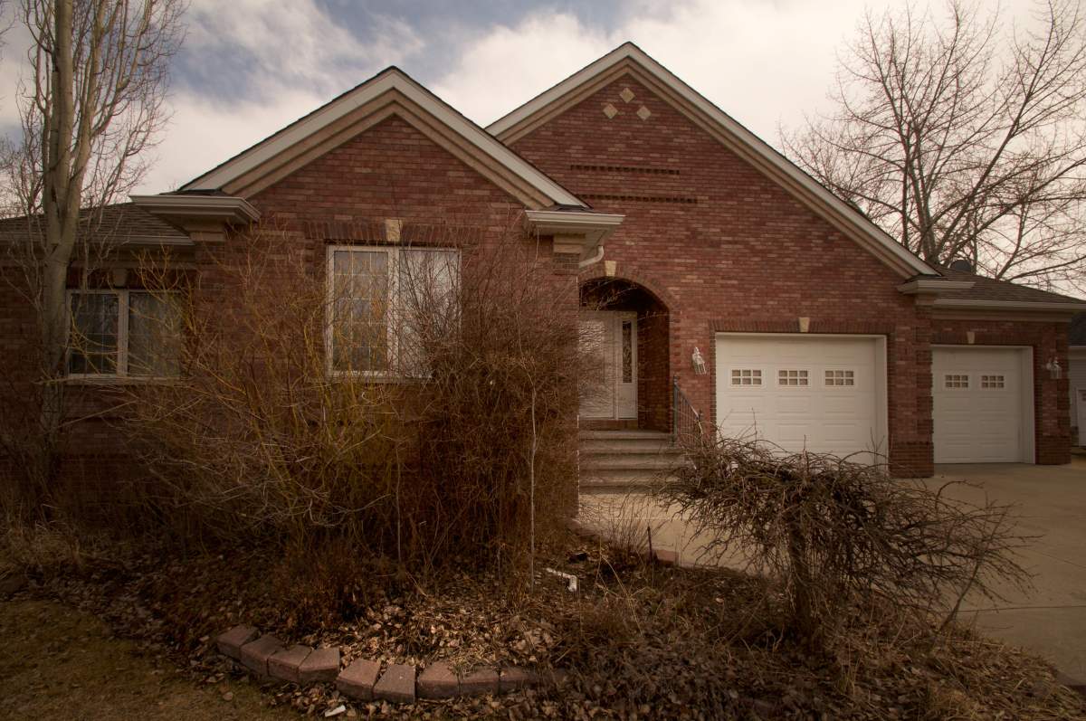 A home in the evacuated neighbourhood of Beachwood Estates in High River, Alta.