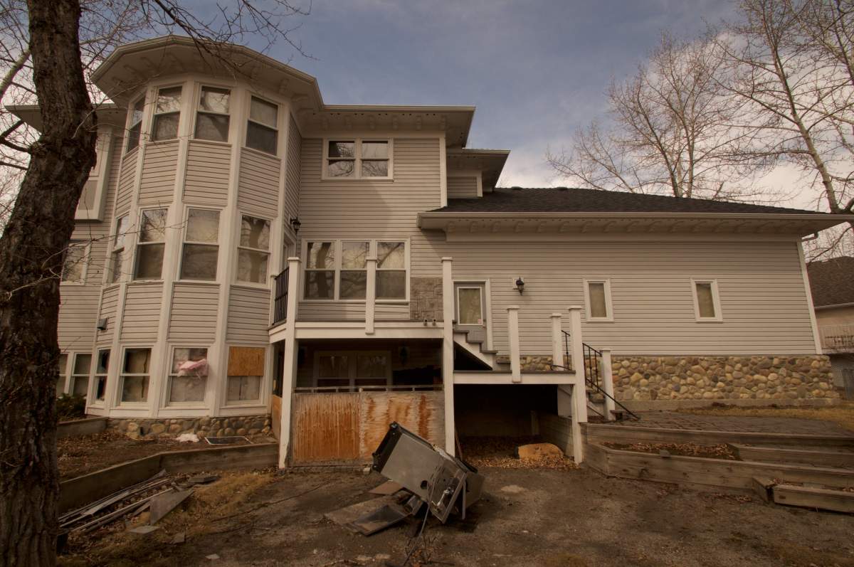 A home in the evacuated neighbourhood of Beachwood Estates in High River, Alta.