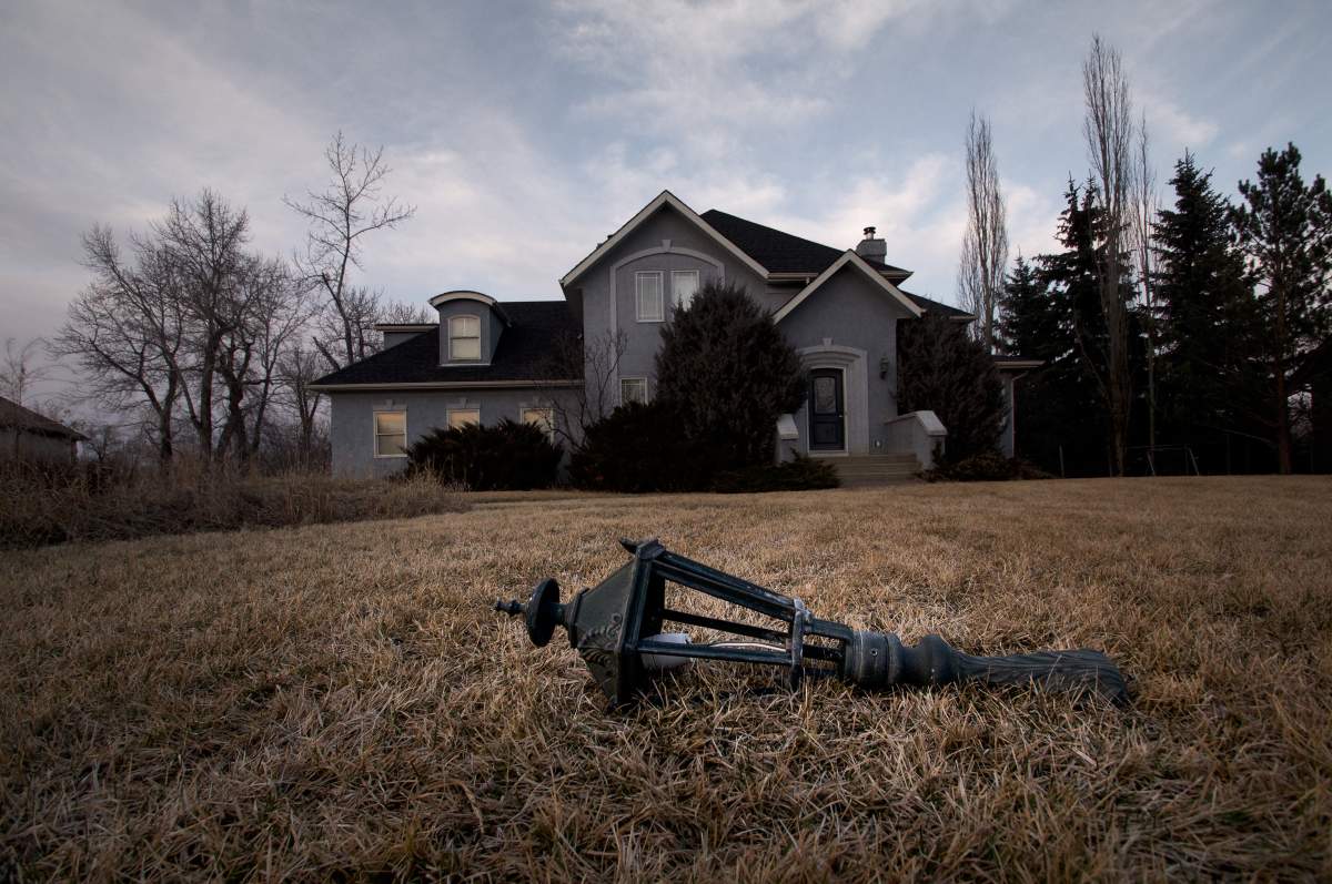 A home in the evacuated neighbourhood of Beachwood Estates in High River, Alta.