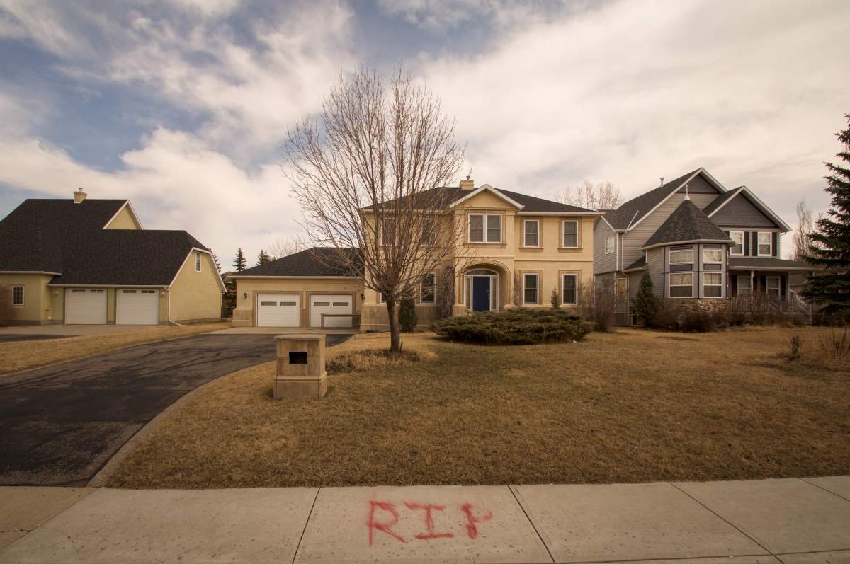 A home in the evacuated neighbourhood of Beachwood Estates in High River, Alta.