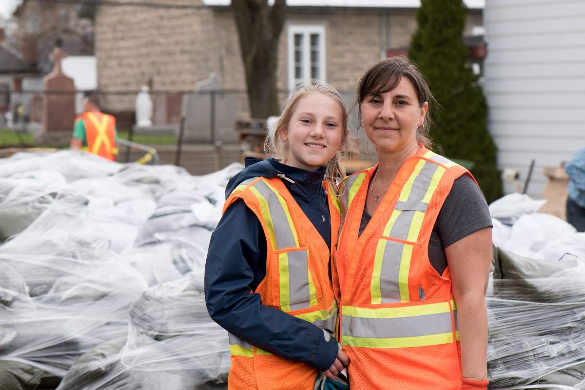 Volunteers help flood victims in Île Bizard in Montreal's West Island.