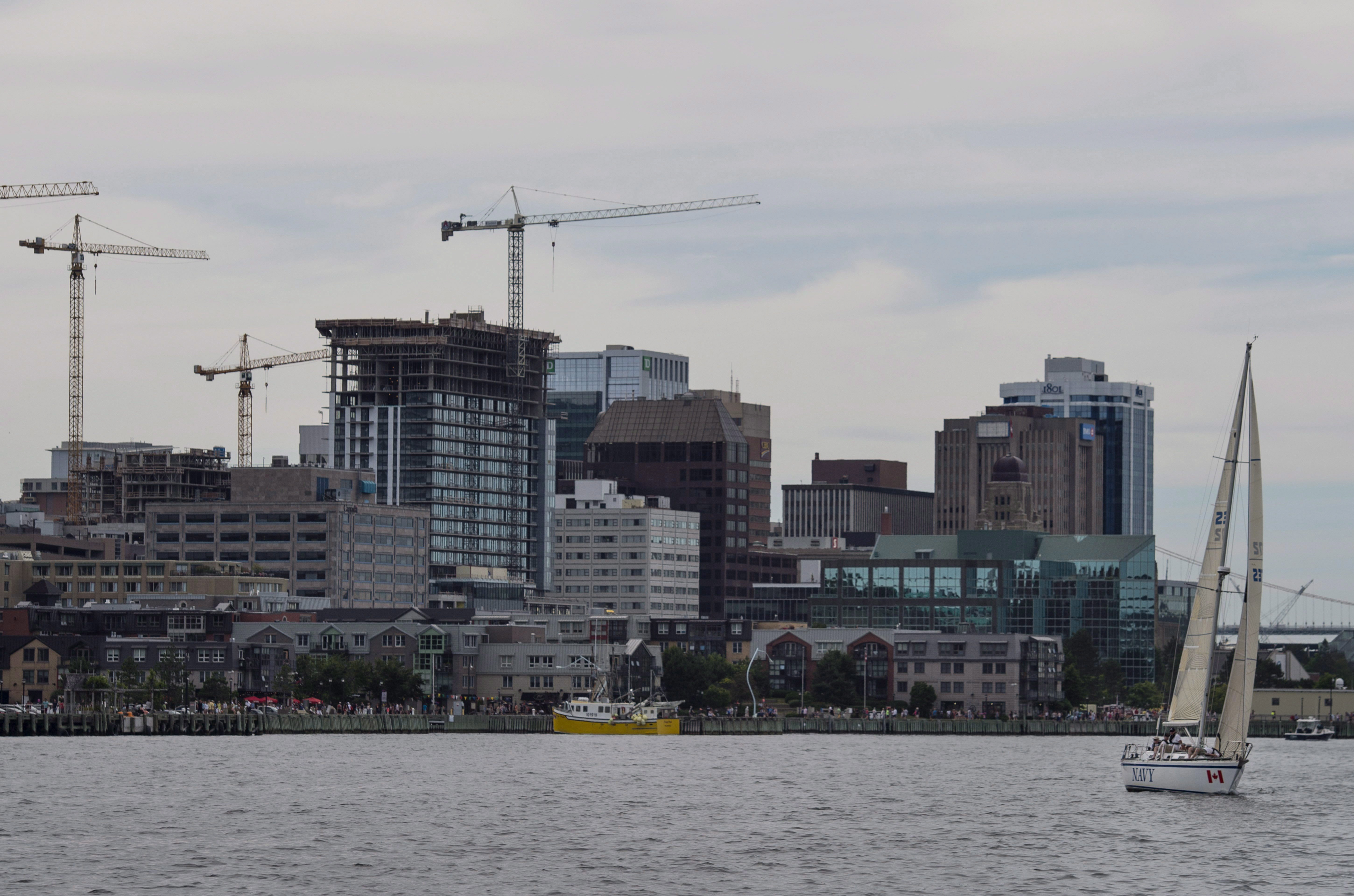een zeilboot wordt gezien voor de skyline van Halifax op zondag 31 juli 2016. The CANADIAN PRESS / Darren Calabrese