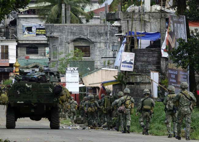 Filipino soldiers advance their position on the fifth day of continued fighting between Islamist militants and government forces in Marawi city, Mindanao island, southern Philippines, May 28, 2017.
