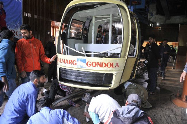 People inspect a section of the cable car which collapsed at Gulmarg, northwest of Srinagar, the summer capital of Indian Kashmir, 25 June 2017.