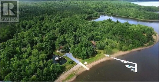 Featuring deep water anchorage on the St. John River, large boats, yachts and even sea plans can dock at this home