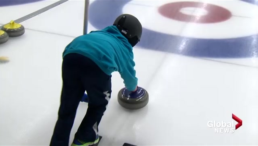 Curling Canada approved a motion at its annual meeting on Sunday that endorses helmet use for the sport’s youngest players. 