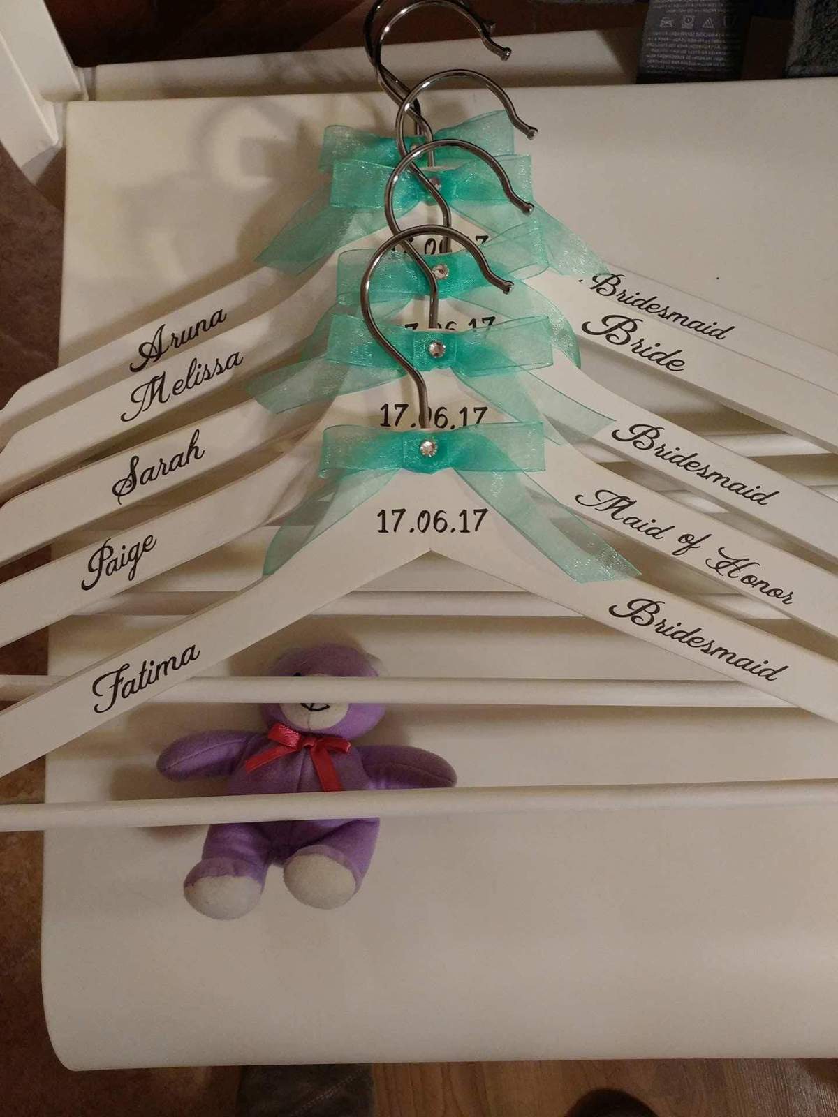 These are the clothes hangers that Hofman ordered thanks to a Facebook tip.