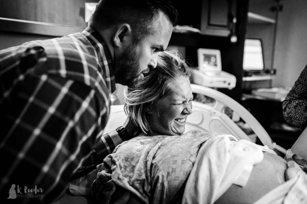 Photographer captures ‘cone head’ baby in incredible birth photos - image