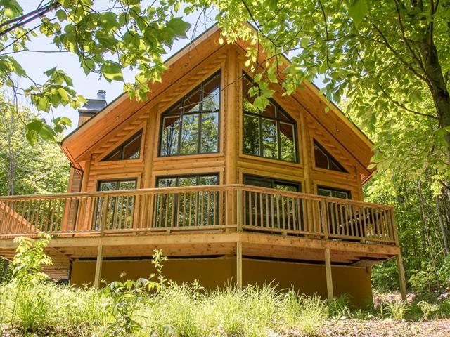 The weak Canadian dollars is attracting U.S. buyers to Quebec’s cottage country.