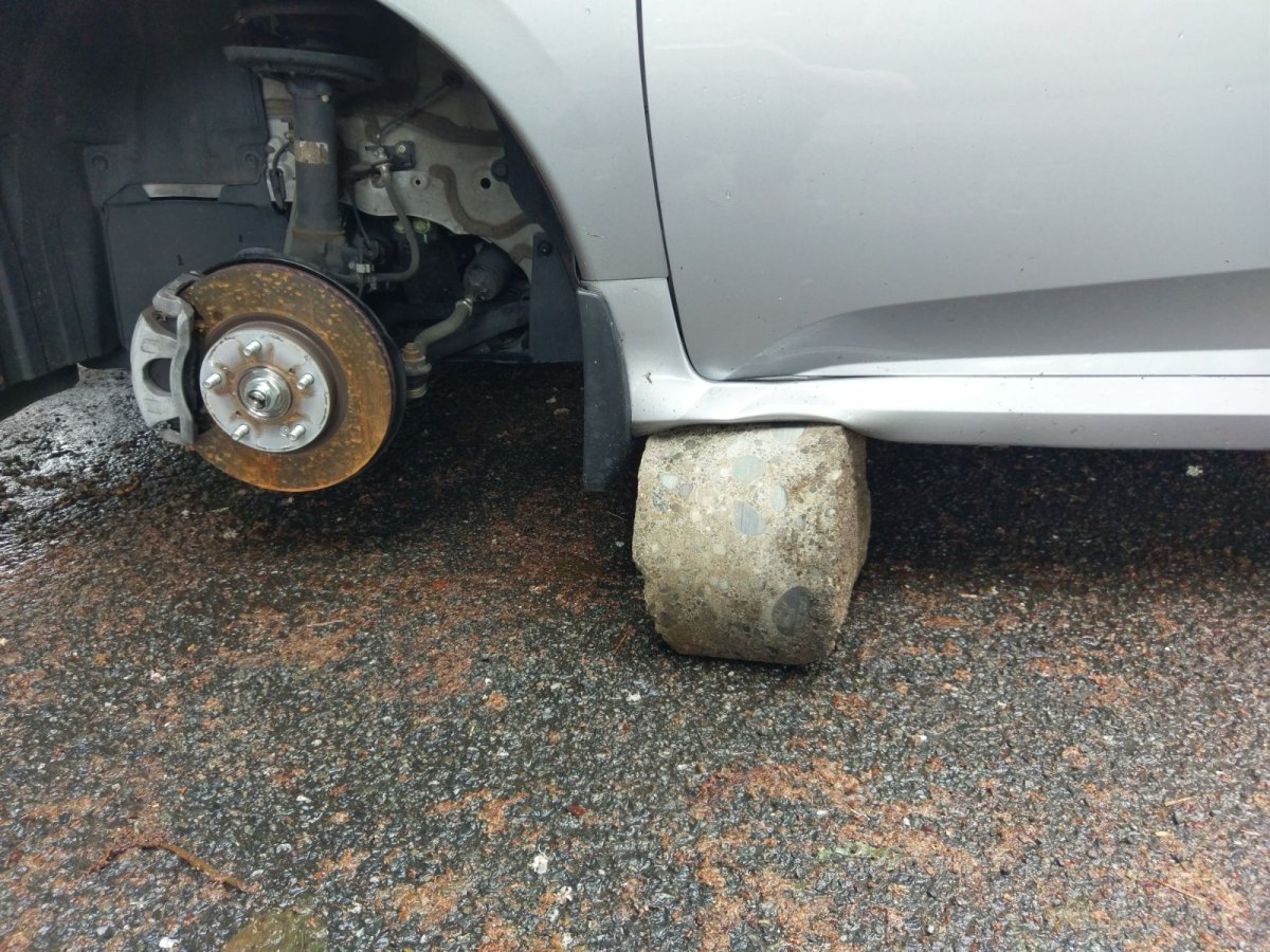 2 wheels stolen from car parked in Vancouver in what police call