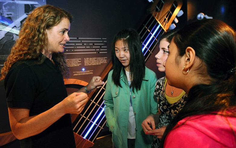 Payette talks with female students at Ottawa’s Rockcliffe Elementary School in 2011.