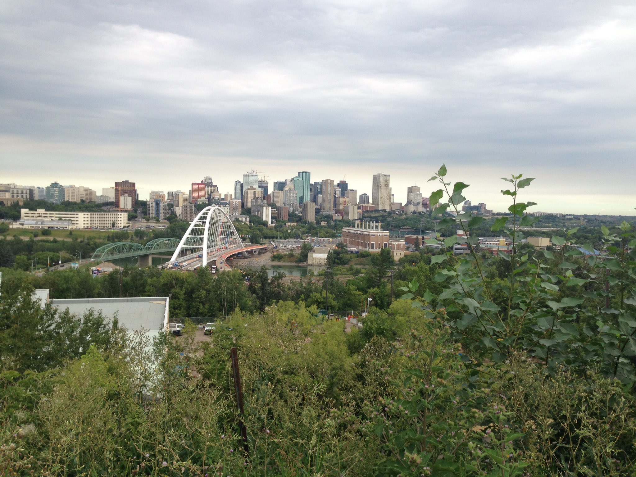  Skyline der Stadt Edmonton, gesehen vom Saskatchewan Drive am 31. Juli 2017.