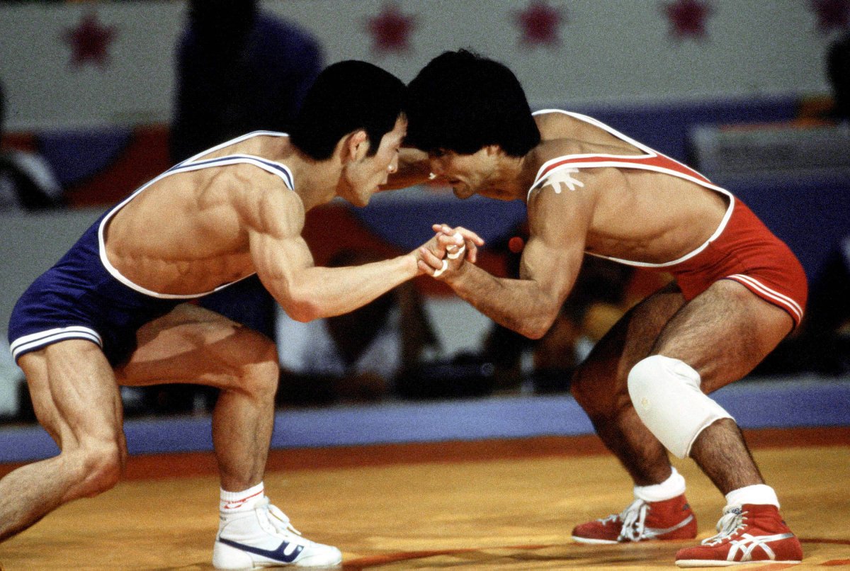 Canada's Ray Takahashi (red) competes in the freestye wrestling event at the 1984 Olympic games in Los Angeles. (CP PHOTO/COC/Crombie McNeil)

Ray Takahashi du Canada (rouge) participe en lutte style libre aux Jeux olympiques de Los Angeles de 1984. (Photo PC/AOC).