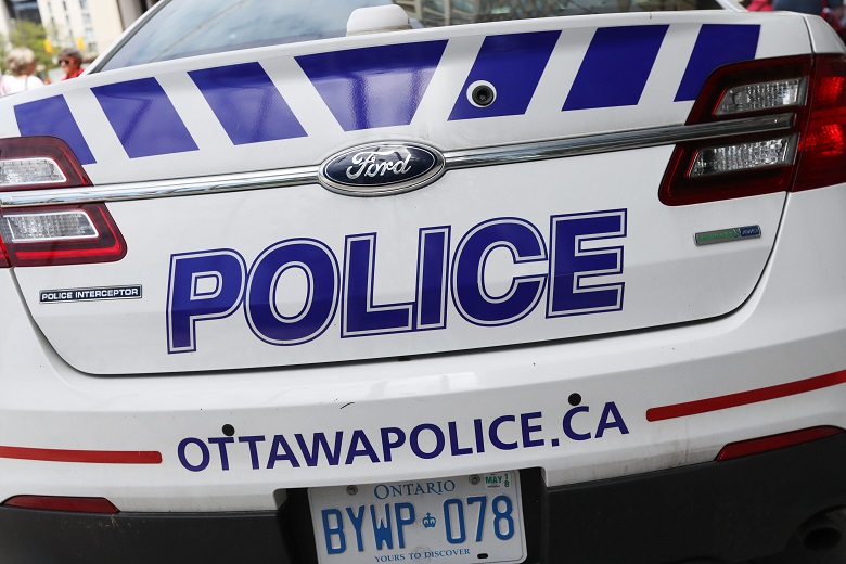 Ottawa police are asking for the public's assistance in identifying two suspects in a break-and-enter that occurred in west Ottawa.