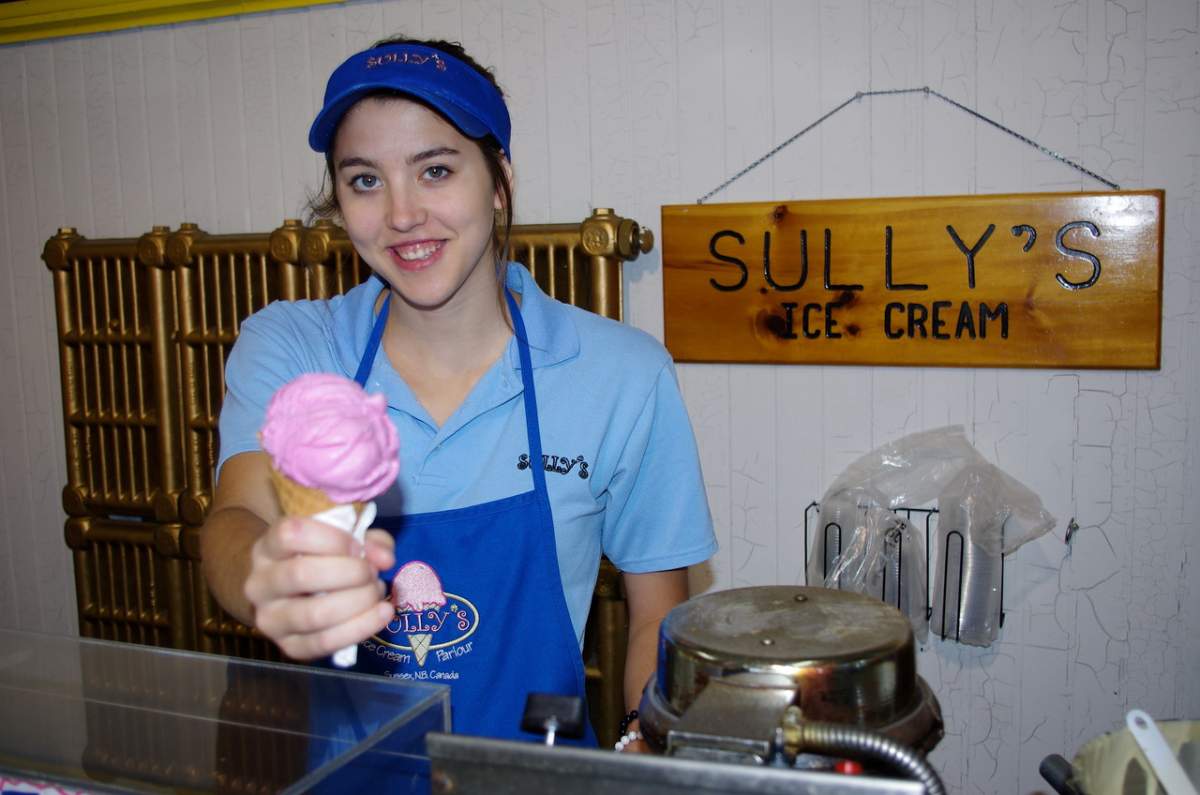 Camryn Seymour serves up a scoop at Sully’s Ice Cream Parlour in Sussex, N.B.