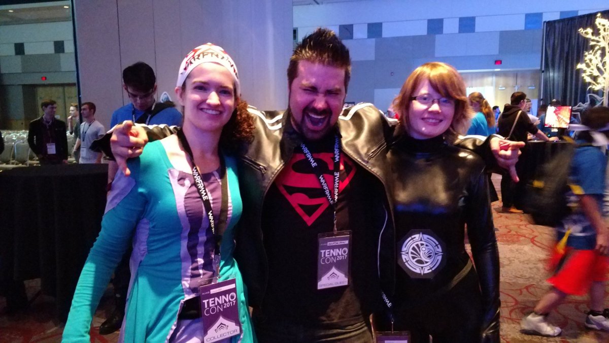 Youtuber Angry Joe poses at TennoCon with two fans. 
