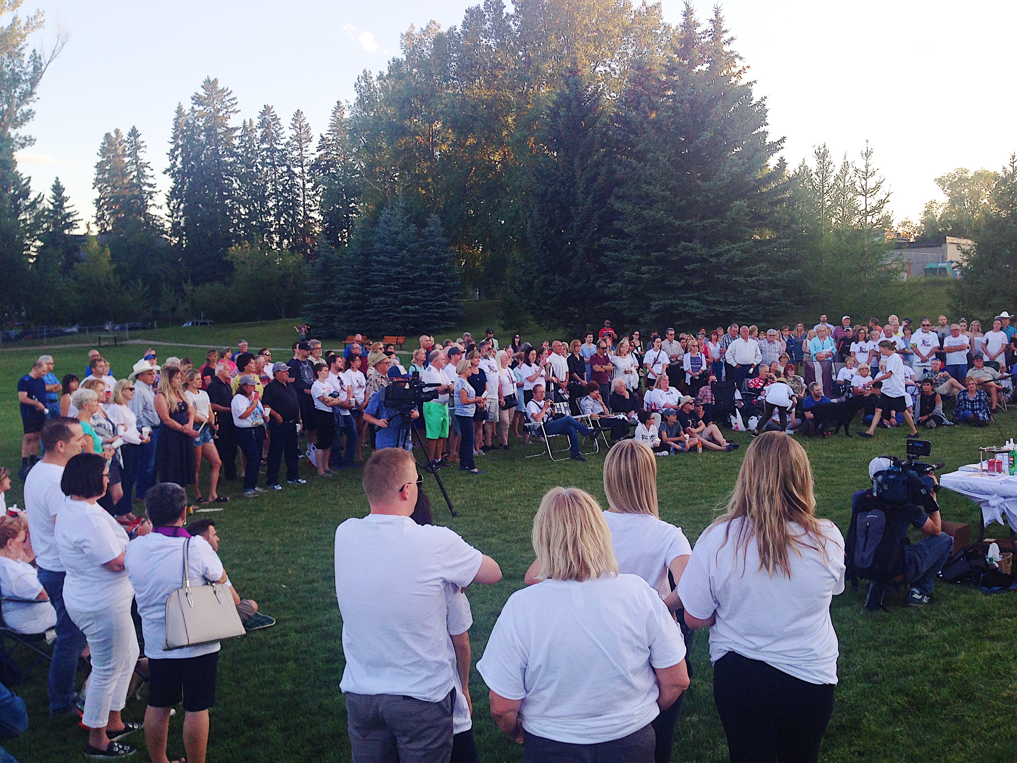 Hundreds gather at candlelight vigil for missing Calgary father ...