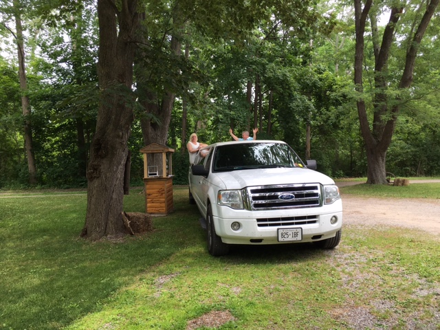 Niagara Falls wedding chapel offers drive-thru for Canadians in love - image