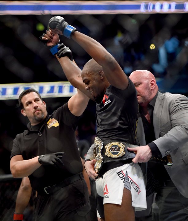 Jon Jones knocks out Daniel Cormier to reclaim light heavyweight title ...