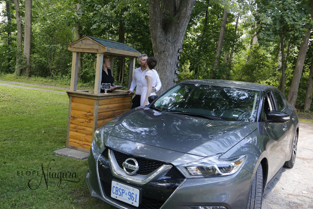 Niagara Falls wedding chapel offers drive-thru for Canadians in love - image