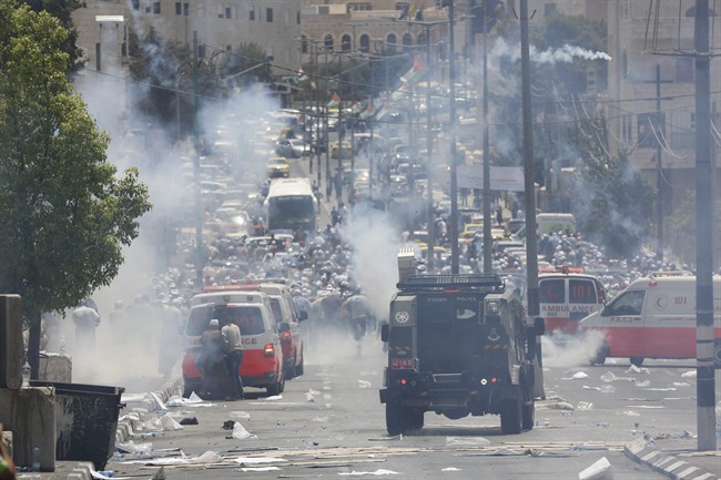 Palestinians run away from tear gas shot by Israeli army during clashes in the West Bank city of Bethlehem, July 21, 2017. Israel police severely restricted Muslim access to a contested shrine in Jerusalem's Old City on Friday to prevent protests over the installation of metal detectors at the holy site.