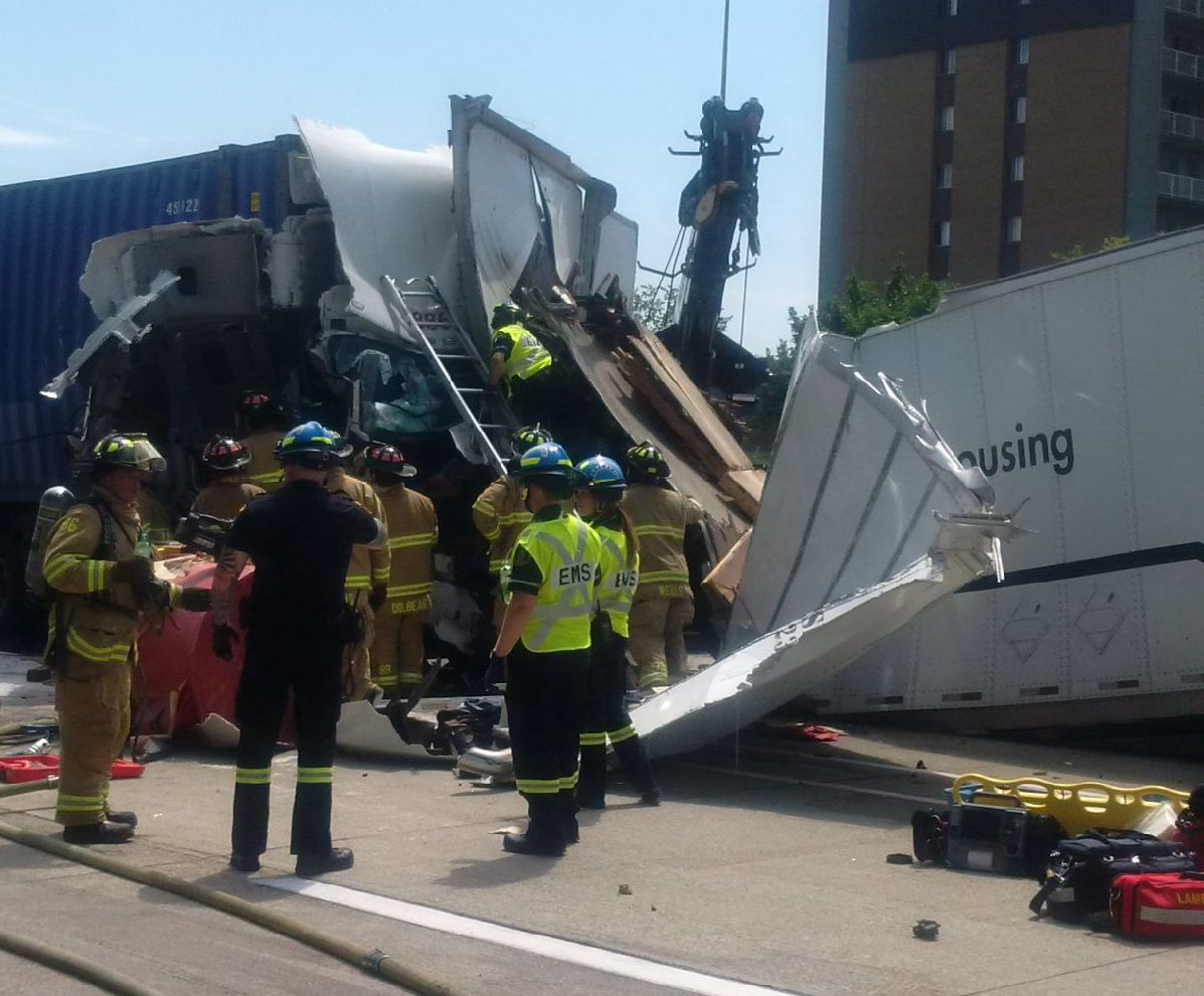 Fatal crash involving three tractor-trailers shuts down westbound 402 in Sarnia - image