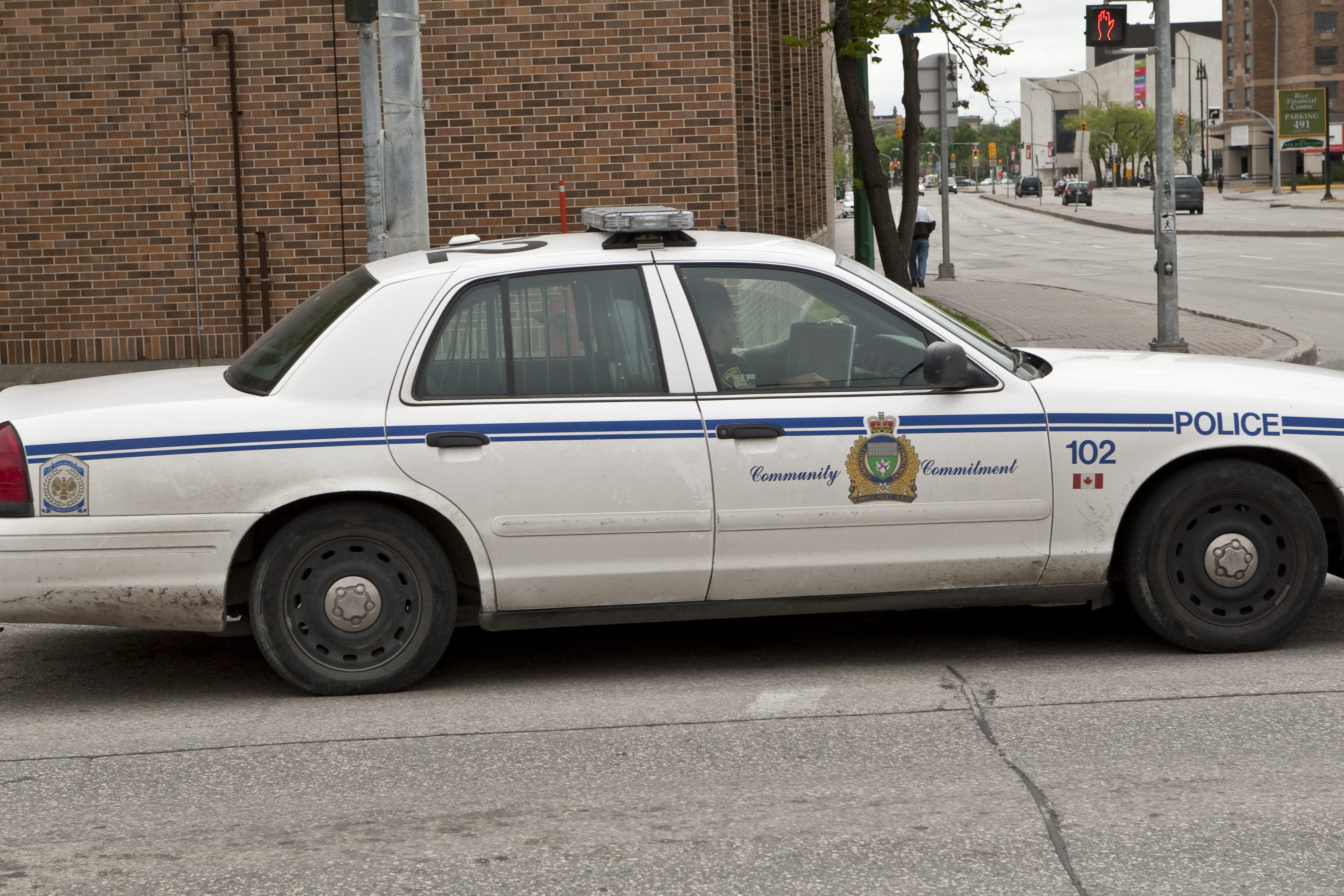 w poniedziałek, 23 maja 2011 roku, na ulicy w Winnipeg patroluje radiowóz.