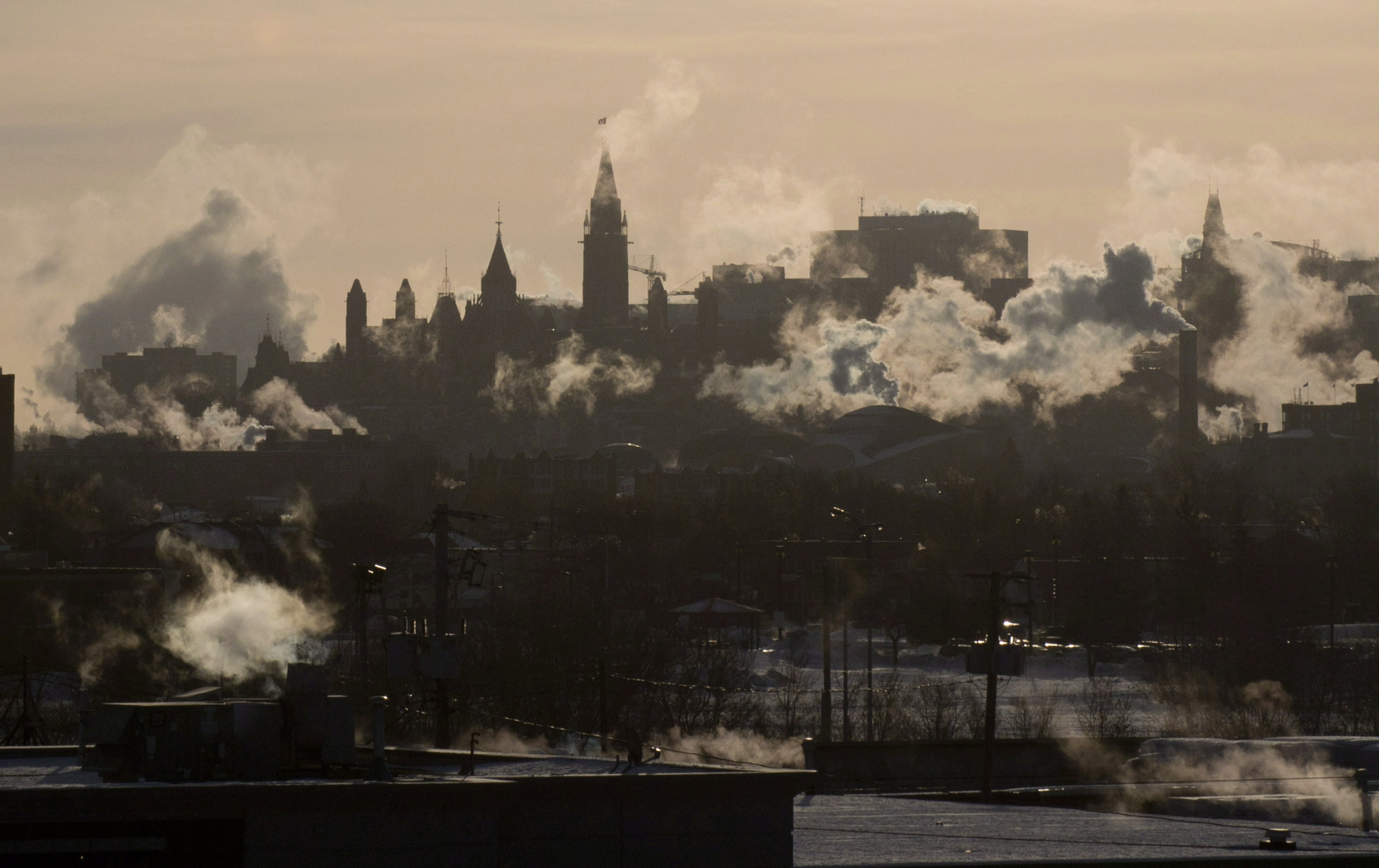  Les vents soufflent de la vapeur des bâtiments sur la ligne d'horizon d'Ottawa alors que les températures oscillaient autour de - 40C avec le refroidissement du vent à Ottawa, le jeudi 24 janvier 2013.