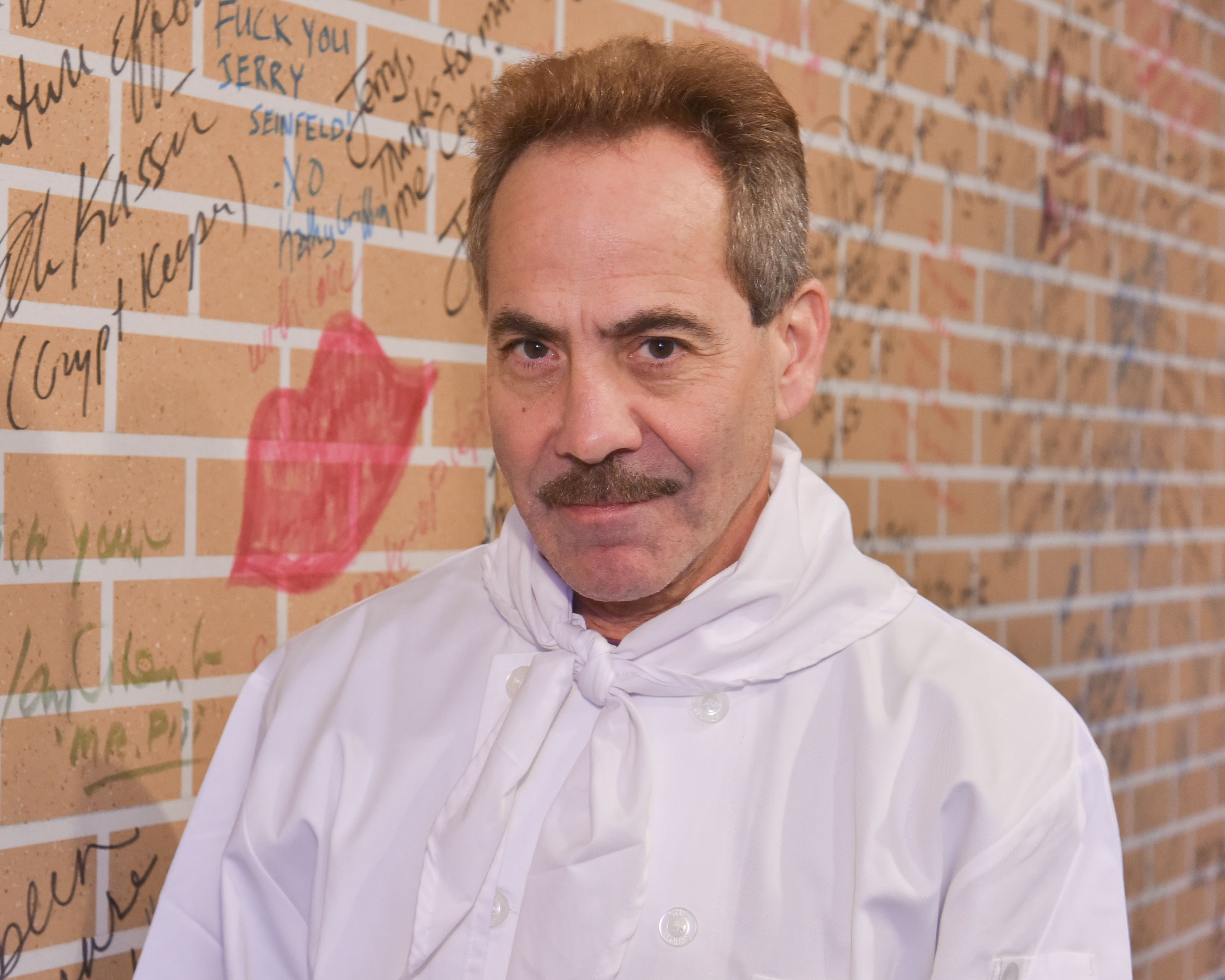 Актьорът на супа нацист Лари Томас ще вземе черпака си