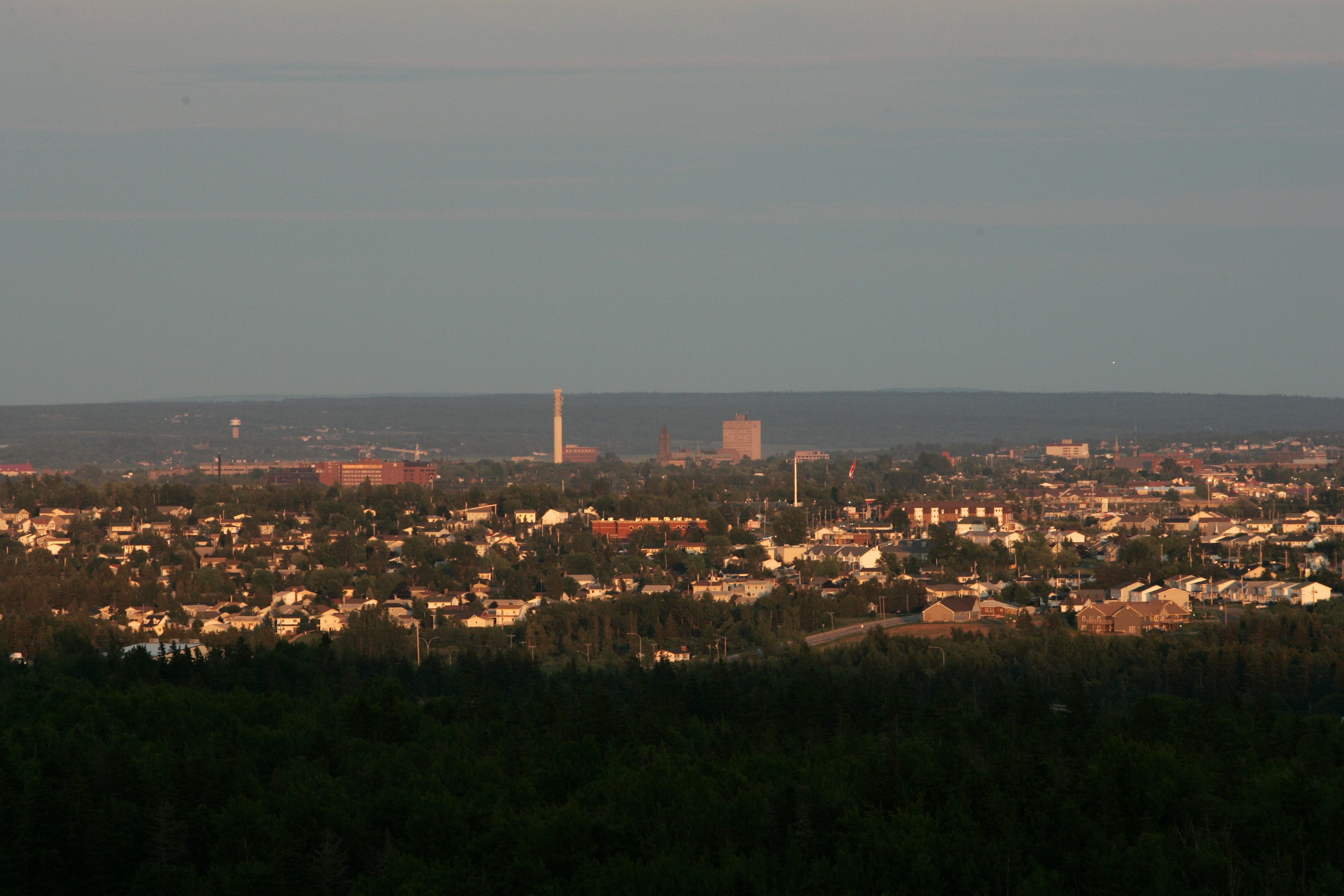 La puesta de sol proyecta una cálida luz sobre el horizonte de Moncton, Carolina del Norte, el jueves 6 de julio de 2006.