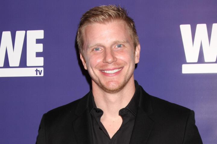 Former ‘Bachelor’ Sean Lowe drives boat through flooded Houston to help victims - image