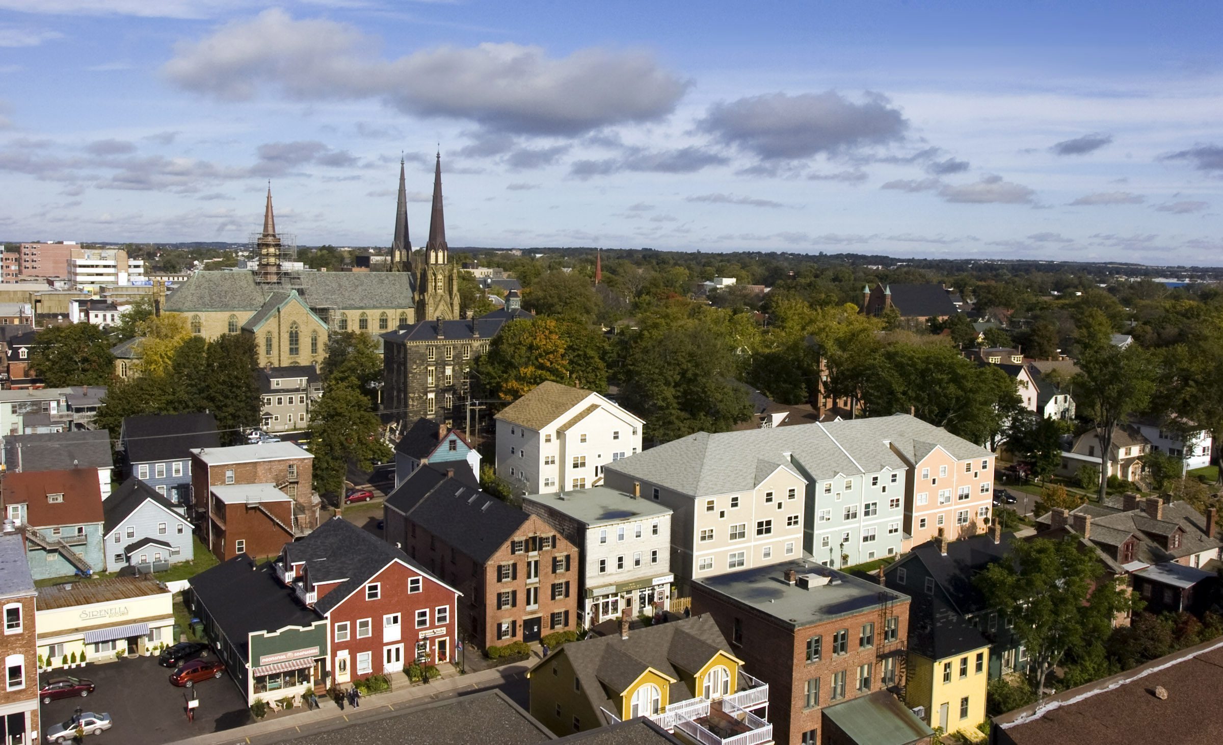 den romersk-katolske Saint Dunstan ' s Basilicia dominerer Charlottenborg, P. E. I. skyline fra dette udsigtspunkt på den historiske bys havnefront.