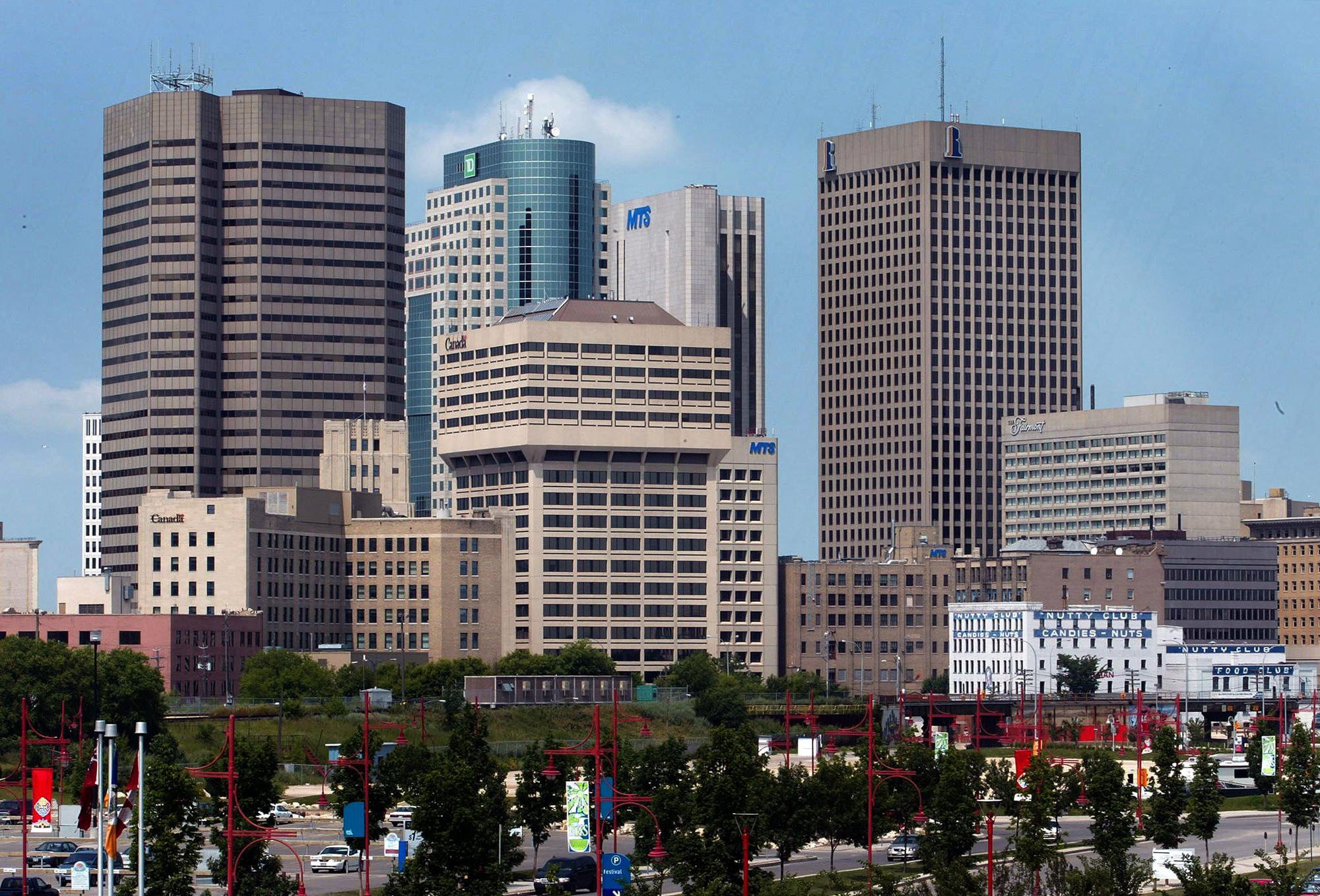 de skyline van Winnipeg wordt gezien op 17 juni 2004.