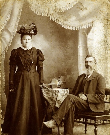 This photo of Laurent and Eleanor Garneau was taken circa 1898.