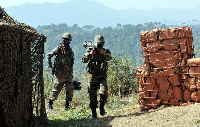 Indian army soldiers take position near the Line of Control, about 145 km from Jammu, India, Oct.10, 2016 i


.
