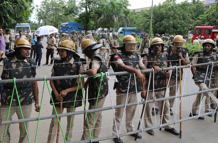 Indian security personel stand guard during riots involving suspected Dera Sacha Sauda sect members in Panchkula, India, 25 August 2017. According to media reports, at least 28 people were killed and around 250 injured in a series of riots that broke out in in parts of Haryana, Punjab and in Delhi after an Indian court convicted Dera Sacha Sauda chief and India’s self-styled guru and spiritual leader Gurmeet Ram Rahim Singh for raping two of his followers, sentencing him to 7 years in jail.