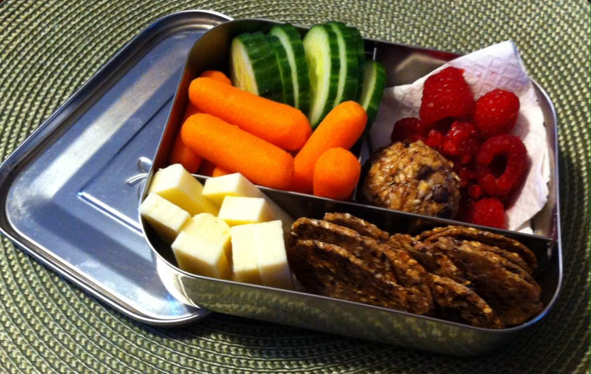 Sandwiches, granola bars and juice boxes can get tedious so how do you prep healthy lunches and snacks for your kids when you’re on the go?.