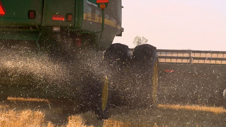Warm, dry weather helps Saskatchewan farmers get ahead of the five-year harvest average but causes topsoil conditions to worsen.