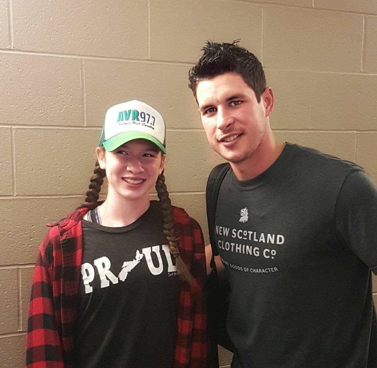 Caelyn Parker, left, smiles for a photo with one of her favourite hockey players, Sidney Crosby. 