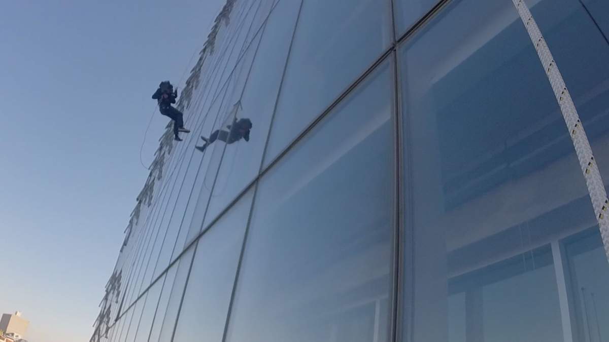Global cameraman Simon Jaynes rappelling down the Manitoba Hydro building Tuesday morning.