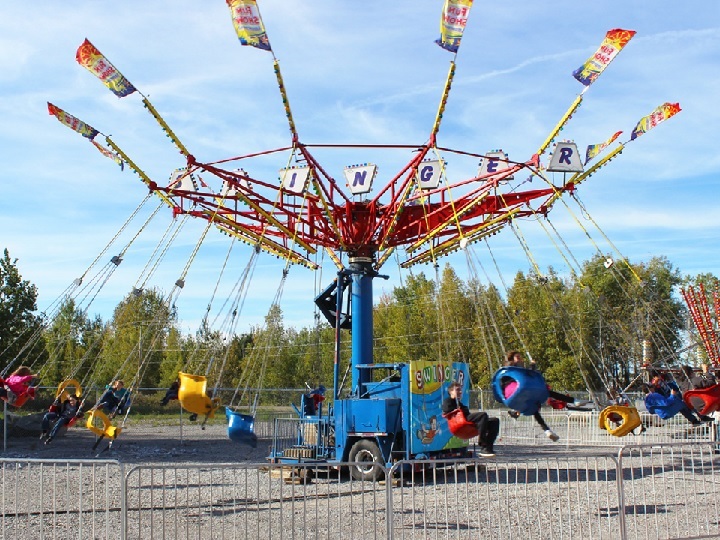 A 12-year-old girl suffered a concussion after slipping off her seat while on a ride at a fair in Lac-Mégantic on Saturday, Aug. 12, 2017.
