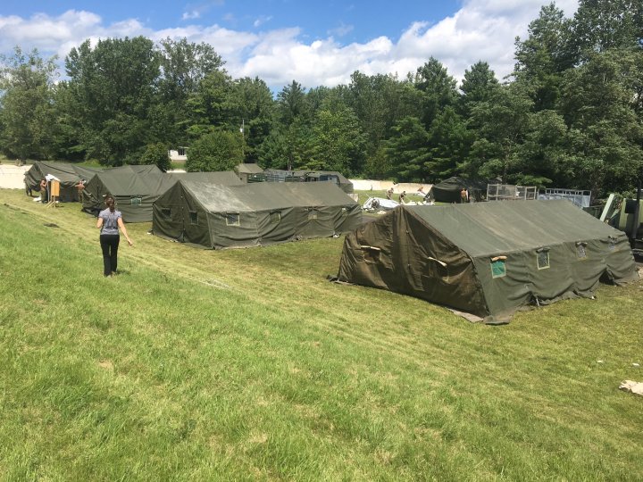 Canadian Army sets up tents at Lacolle border to welcome asylum seekers ...