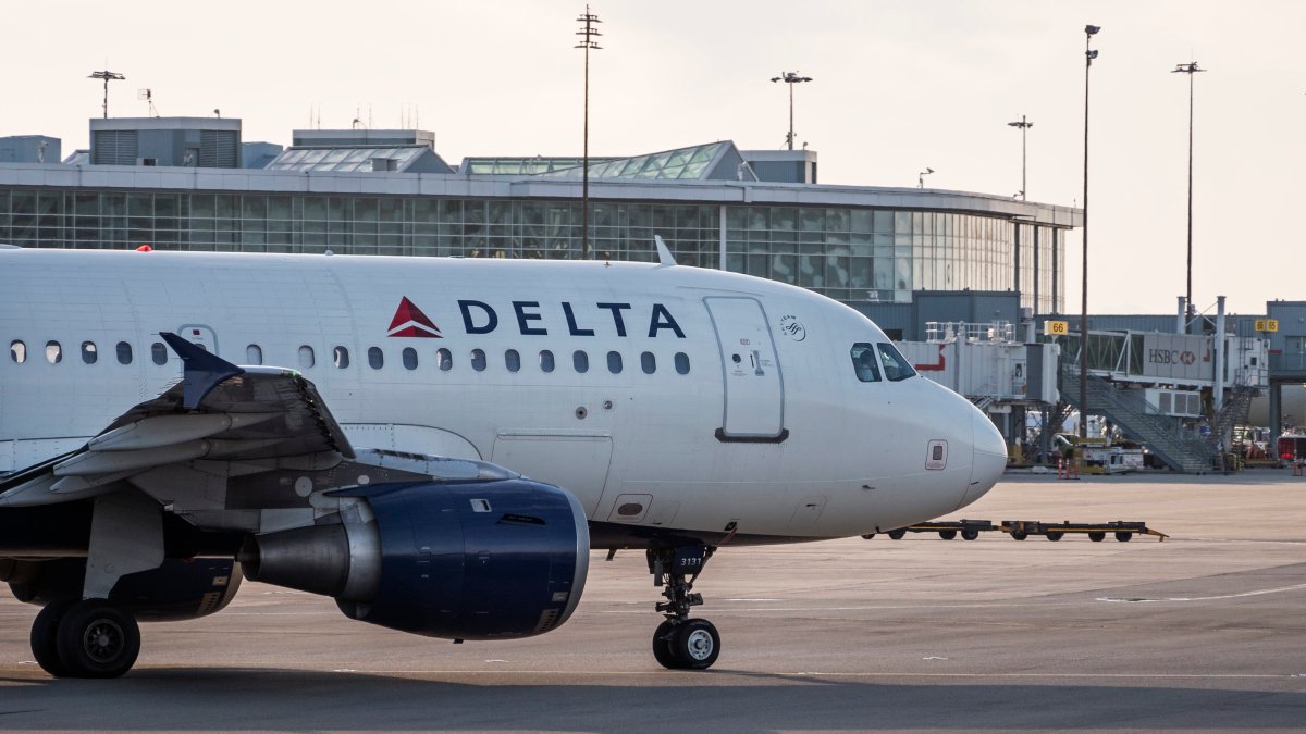 A Delta Air Lines Airbus A319 jetliner taxies along the tarmac at Vancouver International Airport, Richmond, B.C., March 16, 2015. 