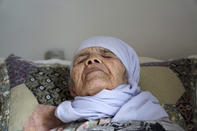 106-year old Afghan refugee Bibihal Uzbeki lies in bed in Hova, Sweden, Sept. 3, 2017

.