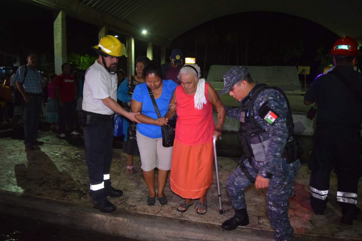 Civil Defense Forces members help residents in Tapachula, Mexico, after a 8.2 magnitude earthquake violently shook Mexico, early 08 September 2017.