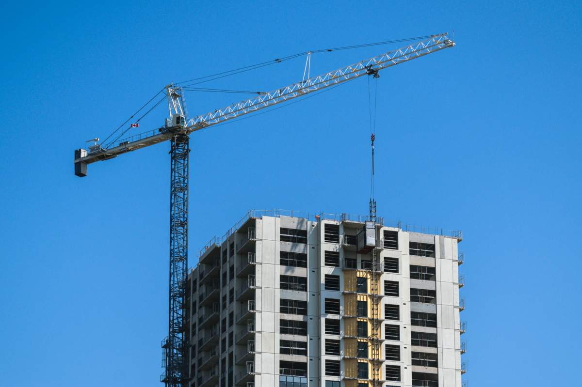 Tricar Group's 29-storey luxury condo tower at Dufferin Avenue and Talbot Street under construction on June 14, 2017 (Matthew Trevithick/AM980).