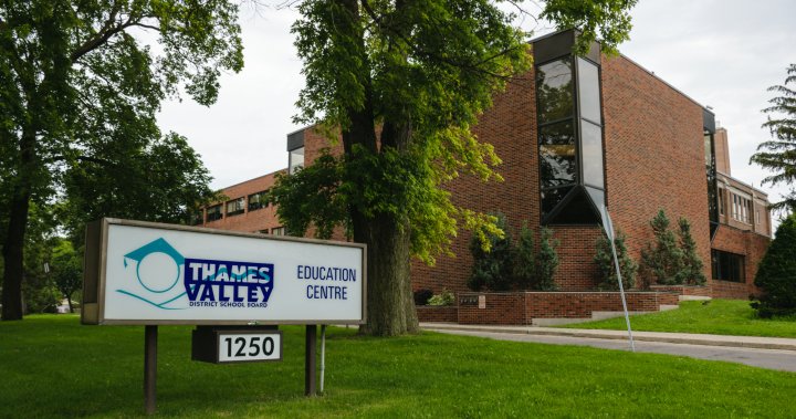 Учител от Онтарио е обвинен за това, че предполагаемо не е помогнал на ученик в медицинско бедствие