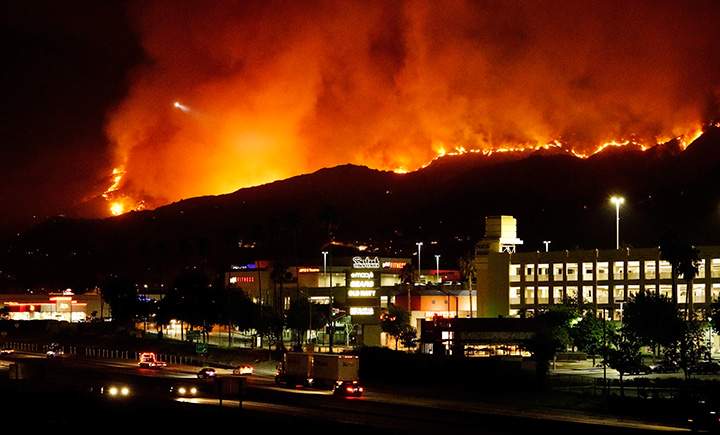 The La Tuna wildfire rages in the Verdugo Mountains above Burbank, CA on September 2, 2017.
